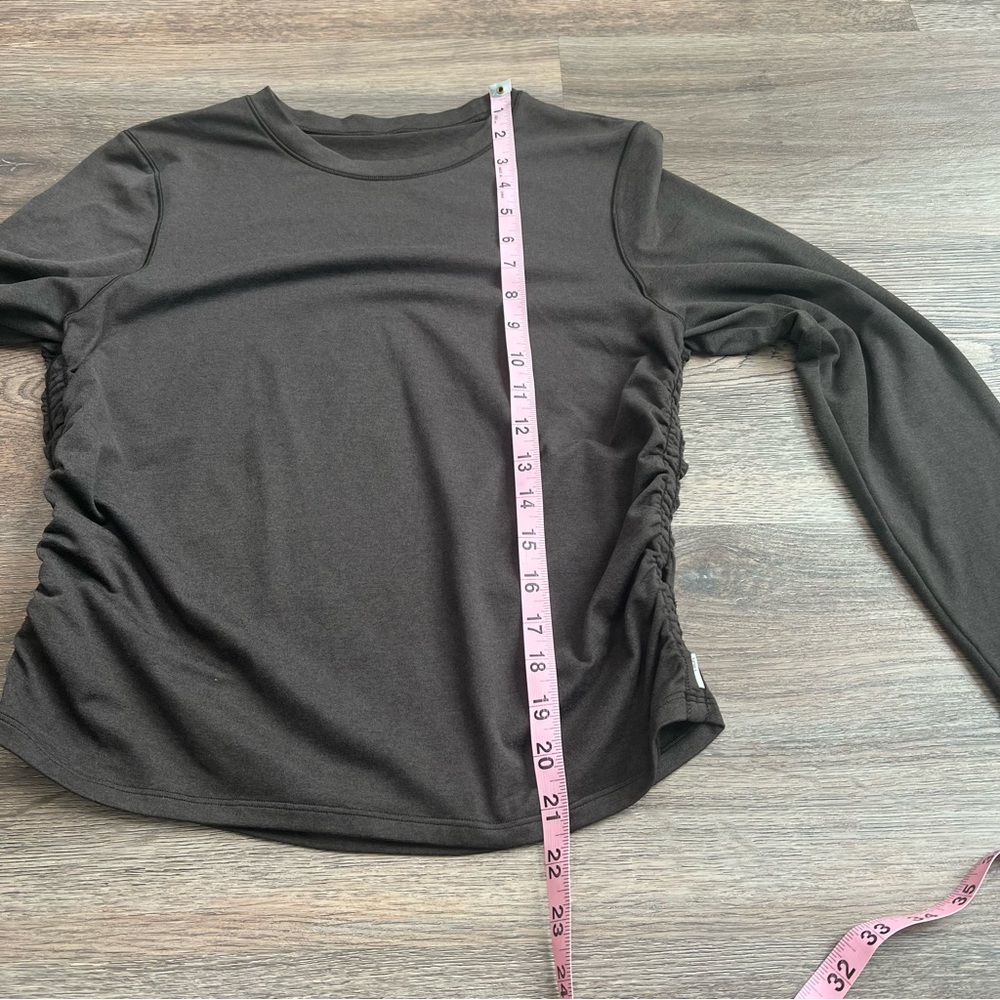 Vuori Women’s Chocolate Brown Long Sleeve Ruched Side Top PTP 16” Small - Picture 10 of 10